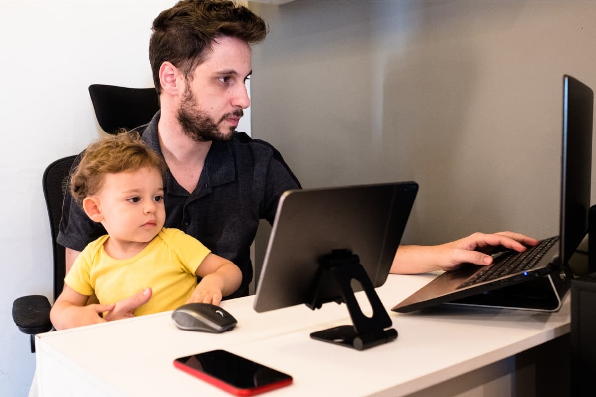 Väter wünschen sich flexiblere Arbeitszeiten