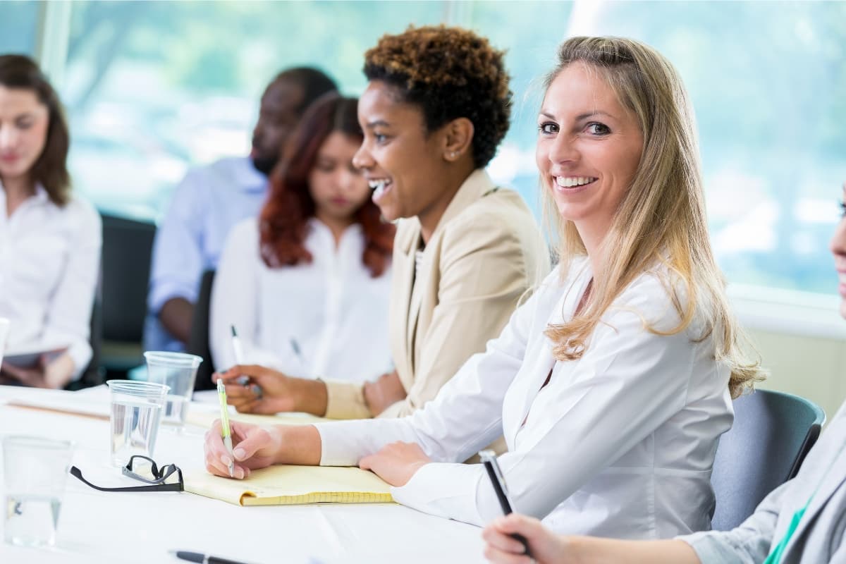 Wie gegen den Fachkräftemangel vorgehen? Eine Idee: Trainings & Weiterbildungen. Doch 